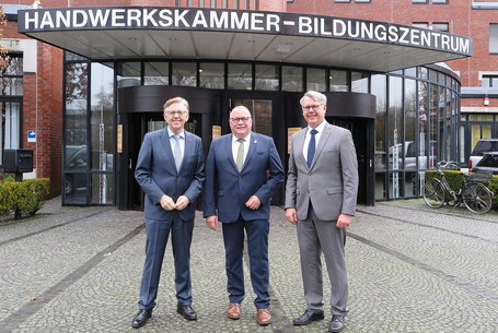 Empfang für Staatssekretär Josef Hovenjürgen (m.) im HBZ Münster: HWK-Präsident Hans Hund (l.) und Hauptgeschäftsführer Thomas Banasiewicz (r.).