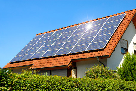Hausdach mit Solarpanel