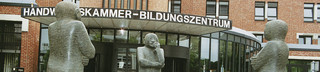 Skulpturengruppe vor dem Eingang des HBZ-Hauptgebäudes in Münster