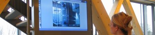 Besucherin an einer Multimediakonsole im Inneren des Paul-Schnitker-Hauses